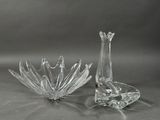 deux vases en verre transparent posés l'un à côté de l'autre sur une table