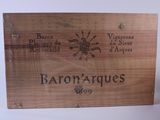 une boîte en bois portant une étiquette