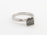 un gros plan d'une bague sertie d'un diamant noir