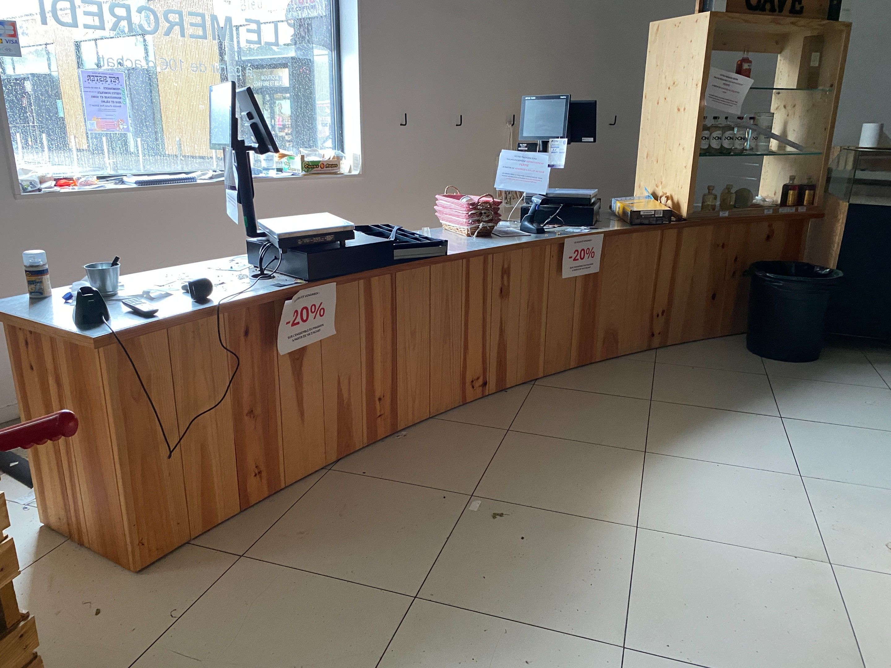 Un comptoir de caisse arrondi en pin et métal