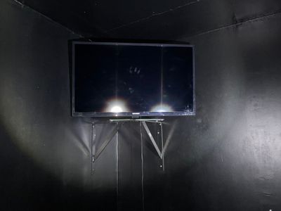 un téléviseur à écran plat fixé au mur d'une pièce