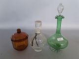 trois vases en verre posés l'un à côté de l'autre sur une table