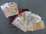 de nombreuses devises différentes dans un portefeuille rouge