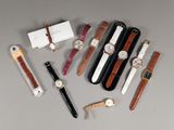 un grand nombre de montres posées sur la table