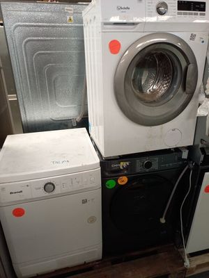 une pile de machines à laver et un sèche-linge dans une pièce