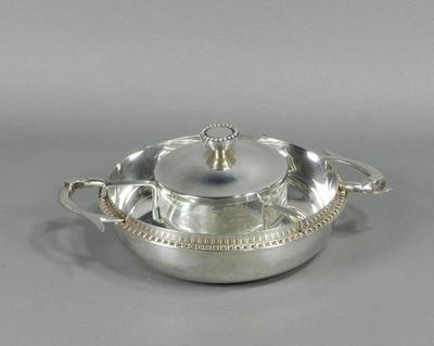 une cocotte en métal plaqué argent, avec un couvercle et des poignées