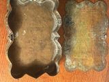 une paire de moules anciens en métal posés sur une table en bois