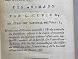 un livre ouvert posé sur une table, avec une illustration en noir et blanc représentant le titre