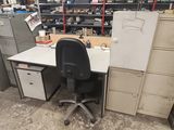 un bureau avec une chaise et un réfrigérateur dans une pièce