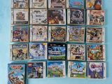 de nombreux jeux vidéo accrochés au mur les uns à côté des autres