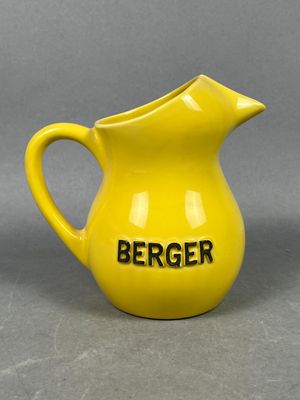 Pichet publicitaire BERGER, en faïence émaillée jaune, à panse bombée.
