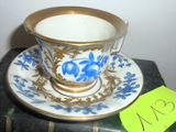 une tasse et une soucoupe posées sur une pile de livres