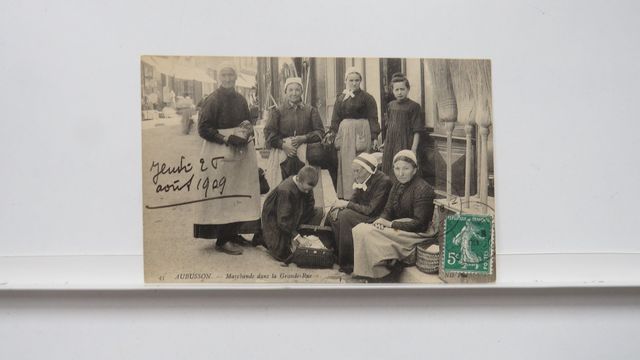 Aubusson : Marchandes dans la Grande-Rue. TBE.