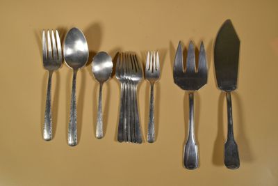 beaucoup de fourchettes et de cuillères accrochées au mur