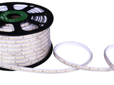 un gros plan sur une bobine de ruban LED blanc