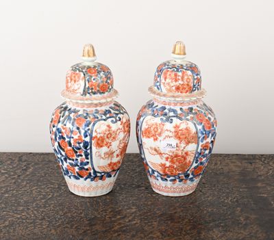 deux vases posés sur une table