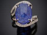 une bague en saphir et diamant