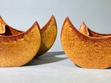 deux vases orange posés sur une table