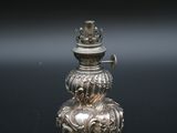 une théière ancienne en argent, avec un couvercle et une anse
