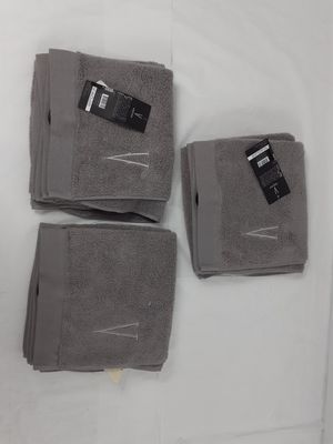 Trois serviettes sont empilées les unes sur les autres dans une salle de bains
