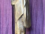 une statue représentant un homme portant un chapeau et une cape
