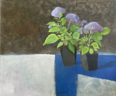tableau représentant des fleurs violettes dans des vases noirs posés sur une nappe bleue