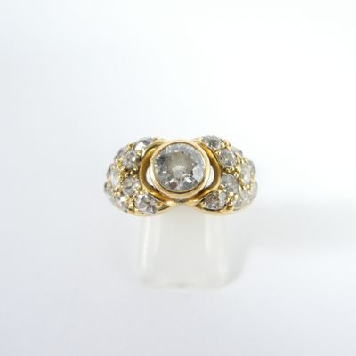 gros plan d'une bague en diamant sur une surface blanche