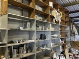 une pièce avec des étagères et beaucoup d'objets à l'intérieur