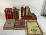 plusieurs vieux livres sont empilés sur une table