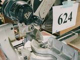 une machine posée sur une table
