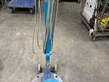 une machine posée par terre dans un magasin