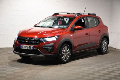 la voiture rouge est garée dans le garage sur un sol en damier