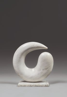 une sculpture en marbre blanc représentant un oiseau, posée sur un socle en marbre