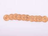 gros plan d'un paquet de pièces de monnaie sur une surface blanche