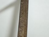 gros plan d'un objet métallique sur une surface blanche