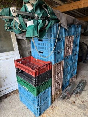 une pile de caisses empilées les unes sur les autres dans un garage