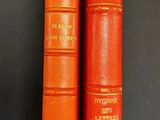 deux livres orange posés l'un sur l'autre sur une table