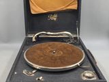 un vieux tourne-disque rangé dans une valise