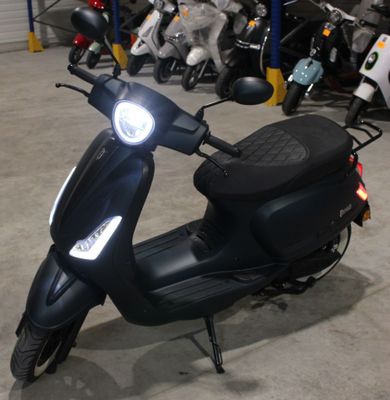 un scooter garé dans un garage