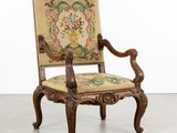 une image représentant une chaise dont le dossier est orné d'une tapisserie