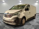 la camionnette blanche est garée sur le sol en damier d'une pièce