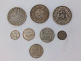 six pièces britanniques différentes sur un fond blanc