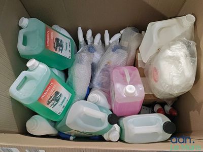 une boîte en carton remplie de nombreux produits d'entretien de toutes sortes