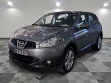 nissan qxv dans une salle d'exposition au sol en damier