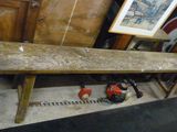 un banc en bois qui se trouve dans une pièce