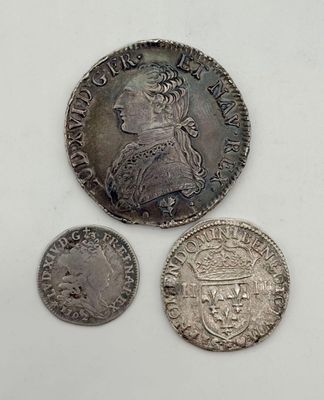 trois pièces d'argent, dont l'une porte une couronne et l'autre est ornée d'une couronne