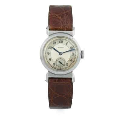 une photo d'une montre-bracelet argentée avec un bracelet en cuir marron