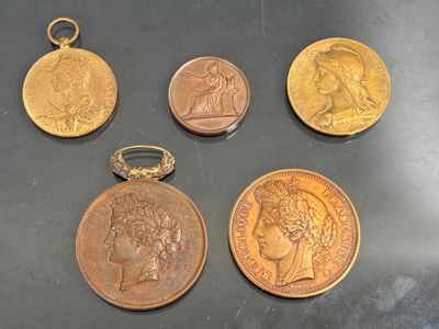 quatre types de pièces différents posés sur une table, dont l'une est ornée d'un anneau
