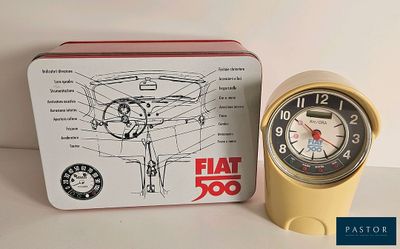 une montre jaune posée à côté d'une boîte sur laquelle figure l'image d'un avion