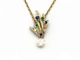 un gros plan sur un collier en or orné d'un diamant et de saphirs